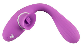 2 Funktion Vibrator Med Tunga - 22 cm är en lila silikon G-punkt vibrator med en böjd design och sugkoppsfäste för mångsidig njutning.