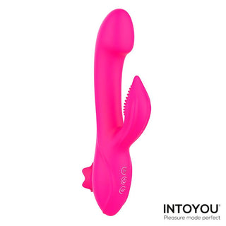 Magnoliapink 3-i-1 Suction Vibe är en rosa silikonvibrator med dubbla stimuleringsarmar, kontrollknappar och en inbyggd klitorisstimulator, visad på en vit bakgrund.