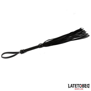 Latetobed Premium Flogger 77cm är en BDSM-piska i svart läder med flera svansar och ett handtag med ögla, visad på en vit bakgrund.