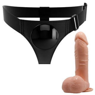 Svart justerbar sele med genomsiktig, realistisk dildo av silikon och tom O-ring.