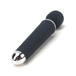Svart A-Gusto USB-vibrationsstav med ett flexibelt silikonhuvud och metalldetaljer, mot en vit bakgrund.