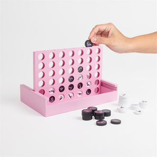 En hand placerar en svart bricka i en rosa Fyra i Rad Sexspel Play4Sex-spel med svarta och vita brickor, som förvandlar det klassiska spelet till ett erotiskt parspel.