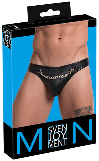 Svart string för män i konstläder med detaljer i guldfärgad kedja, levereras i en ask.