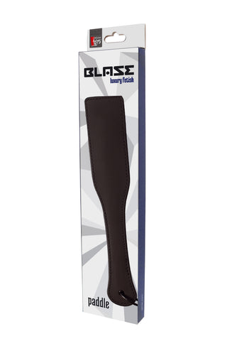 Blaze Svart Paddle 32 cm, en paddel i läderimitation med avsmalnande handtag och hänghål.