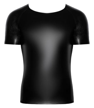 Matt Glänsande Powerwetlook Skjorta är en svart, kortärmad T-shirt som har en perfekt passform med en elegant finish. Dess subtilt strukturerade ärmar ger elegans, allt framhävt mot en vanlig vit bakgrund.