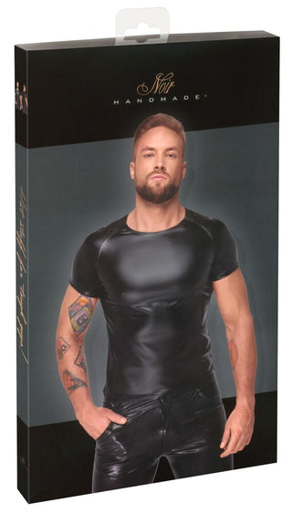 En tatuerad modell poserar självsäkert i Matt Glänsande Powerwetlook Skjorta-förpackning från "Noir Handmade." Den enkla bakgrunden framhäver klädselns perfekta passform.