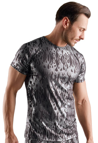 Man iförd Svenjoyment Metallic Shirt - en blank, figurnära skjorta med metallic silvermönster och korta ärmar - tittar ner mot sin högra sida.