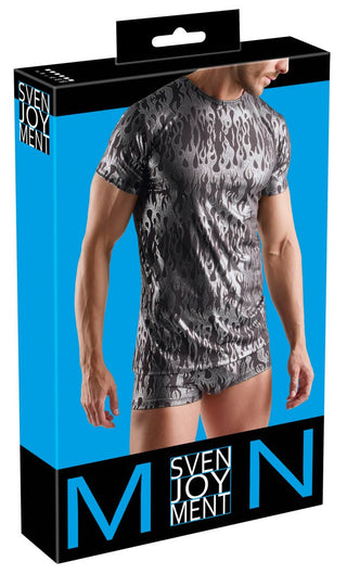En man modellerar Svenjoyment Metallic Shirt - med kroppsnära passform, flammigt mönster och metalliskt silvermönster - på förpackningen för herrkläder.