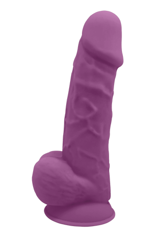 Termo-Reaktiv Realistisk Dildo Lila i silikon med ådring, testiklar och sugkopp, fotograferad mot vit bakgrund.