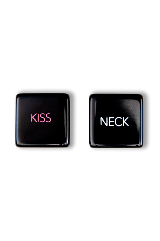 Två svarta tärningar med orden KISS i rosa och NECK i vitt - perfekt tillbehör i Sex Room Raunchy Vibe Set, idealiskt för nybörjare eller ihop med vibrator kaninöron för extra spänning.