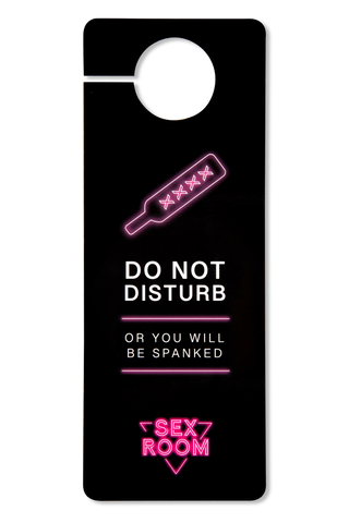 Svart dörrhängare med paddelikon i neon och texten "Stör ej, annars får du smisk". Sex Room Raunchy Vibe Set - perfekt för nybörjare som utforskar vibrator kaninöron eller sitt första sexleksaksset.