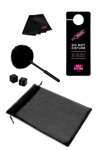 Sex Room Vibe Kit är ett lekfullt set för vuxna med tärningar, kort, fjäderkittlare, dörrhängare och en elegant svart påse - perfekt för att utforska nya sensationer tillsammans.