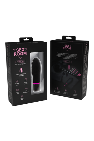 Två svarta lådor med Sex Room Vibe Kit, ett premiumset, visas med fet rosa och vit text som lyfter fram dess funktioner.