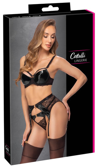 Cottelli Lingerie BH-set med spets-BH, matchande trosor, strumpeband och genomskinliga strumpor som visas på förpackningen.