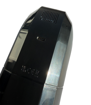 Svart automatiserad onanihjälp med USB-C-port, perforerad högtalare och präglade märkningar enligt gällande bestämmelser.