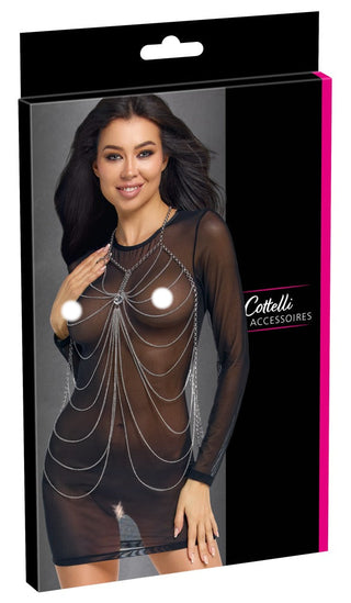 En kvinna modellerar en skir svart klänning med Silver Body Chain som en sensuell accessoar på Cottelli Accessoires produktförpackning.