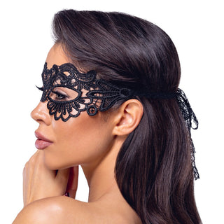 Kvinna med långt brunt hår bär den eleganta Cottelli Ögonmask i Spets, tillverkad av delikat spets, och poserar med handen nära hakan.