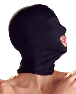 Modellen bär Bad Kitty Head Mask, en tät svart mask som endast exponerar munnen, mot en vit bakgrund.
