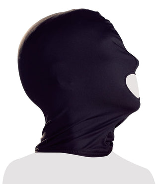 En person som bär Bad Kitty Head Mask, svart med munöppning, sedd från sidan - perfekt för rollspel eller som en klassisk BDSM-accessoar.