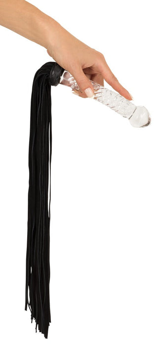 En hand som håller Flogger med glashandtag, med svarta lädersvansar – perfekt för BDSM-entusiaster som värdesätter både stil och intensiv sensation.