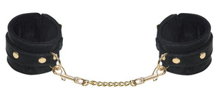 Bad Kitty Black Handcuffs är ett par svarta handledsmanschetter som förenas av en kort guldkedja och guldspännen, vilket ger elegans till din handfängselkollektion.