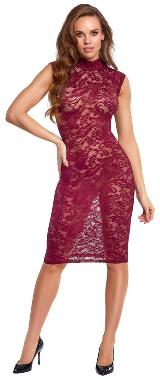 En kvinna poserar självsäkert i en ärmlös, knälång Bordeaux Lace Klänning tillsammans med svarta högklackade skor.