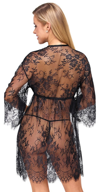 Svart kimono i spets med vågiga kanter och en matchande stringtrosa.