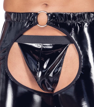 Närbild av Black Level Vinyl Chaps Set: glänsande svarta utskurna byxor med matchande påse, stringtrosa-detalj och en O-ring i midjebandet - perfekt för en slående fetischkläder-look.