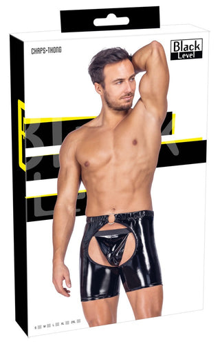 En skjortlös man som modellerar glänsande svarta chaps-thong fetishkläder visas på förpackningen till Black Level Vinyl Chaps Set.