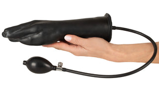 Svart uppblåsbar latexdildo med en fastsatt handpump och ventilslang.