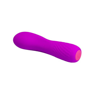 PrettyLove Adam Vibe är en USB-uppladdningsbar, kompakt vibrator i medicinskt silikon med texturerat grepp och rundad spets, isolerad mot vit bakgrund.