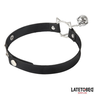 Latetobed Cat Ear Collar: svart läderhalsband med kattöronring och klocka i silver, på vit bakgrund. Logotyp längst ner till höger.