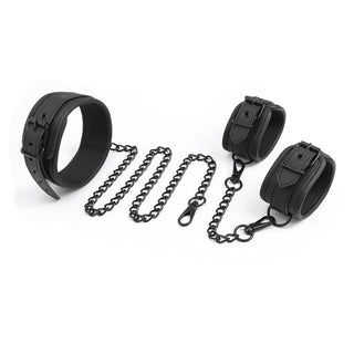 IntoYou Halsband Med Handbojor, tillverkad av veganläder, har justerbara krage och handledsskydd sammanlänkade med en metallkedja mot en vit bakgrund, vilket ger en sensuell look som kombinerar stil och komfort för en oförglömlig upplevelse.