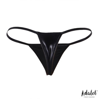 Daphne Classic Thong Svart har tunna sidoband och en blank yta för en bekväm passform. Visas på en vit bakgrund med Adalet-logotypen längst ner till höger.