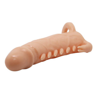 Penisfodral i beige silikon med texturerade ojämnheter och en stödögla, mot en vit bakgrund.