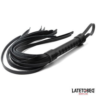 Latetobed Läderflogger 50 cm är en svart BDSM-flogger med flera svansar och ett texturerat handtag, som visas på en vit bakgrund.