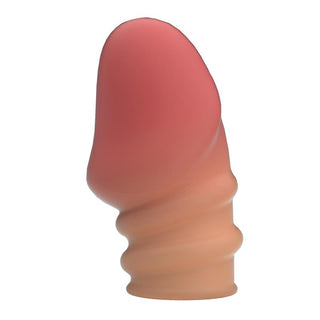 Köttfärgad penishylsa med rosa spets och upphöjda kanter, tillverkad av slätt silikonmaterial.
