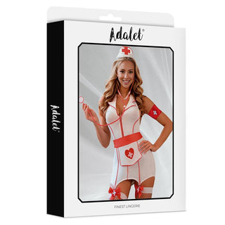 En kvinna modellerar Keira Sjuksköterskeset Sexy Nurse Outfit på förpackning märkt Adalet Finest Lingerie.