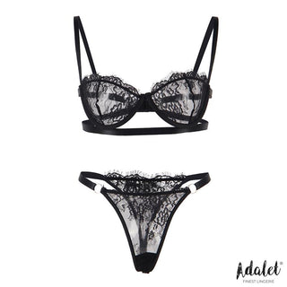 Adalet Mia Bh & String Set är ett elegant underklädesset i svart spets med banddetaljer, inklusive en balconette-bh och matchande trosor i blommig spets, som visas mot en vit bakgrund.