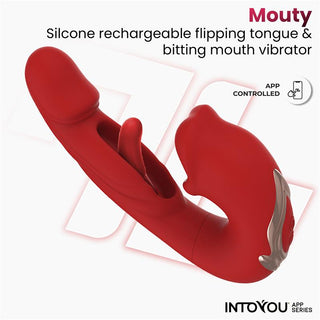 Intoyou Mouty Appstyrd Rabbitvibrator, en röd silikonvibrator med en svängbar tunga och bitande mun, är kompatibel med ActiveJoy-appen och visas på en vit bakgrund.