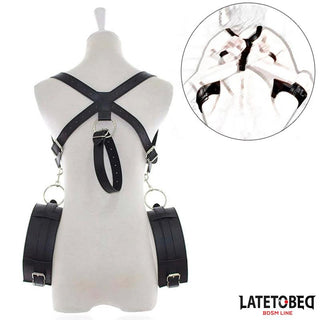 Latetobed Open Leg Bondage: BDSM-fasthållningssele i svart läder med justerbara remmar, visas på en skyltdocka; sidoarmfängsel ingår för bondage-begränsning.