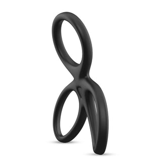 Mattsvart sax som står upprätt på ett blad, isolerad på en vit bakgrund, påminner om den eleganta design som finns i Beast Rings Triple Penisring-tillbehör.