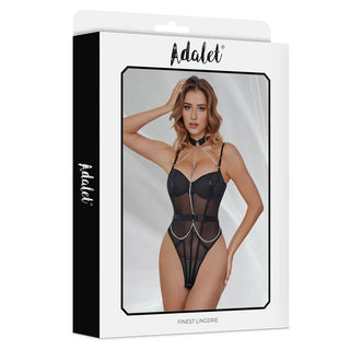 En kvinna modellerar Veronica Teddy med Kedjor, med djärva kedjedetaljer och svart skirt tyg, på vit förpackning - perfekt för dem som söker slående Adalet Finest Lingerie underkläder.