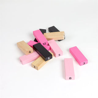 Erotiskt Jenga Spel för Par: Nummererade träklossar i rosa, svart och natur på vit bakgrund-perfekt för ett lekfullt, sensuellt Jenga-inspirerat spel.