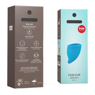 Två förpackningar av Fun Cup Menskopp A visa, en med produktinfo och en med blå kopp—en återanvändbar menskopp i medicinskt silikon för ett miljövänligt mensskydd.