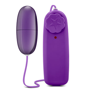 Lila Vibratorägg med Sladd är tillverkad av kroppssäker ABS-plast och inkluderar en fjärrkontroll med en på/av-ratt kopplad med en tråd, vilket ger multispeed-vibrationer. Den röda indikatorlampan på fjärrkontrollen hjälper dig att hålla dig informerad.