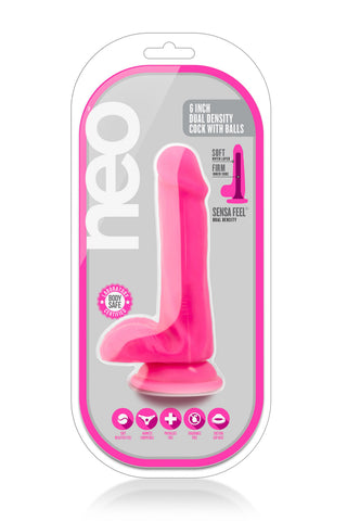 Neonrosa Dildo 15 cm Dual Density erbjuder en realistisk upplevelse, har bollar och levereras i en klar rosa-trimmad förpackning märkt "neo.