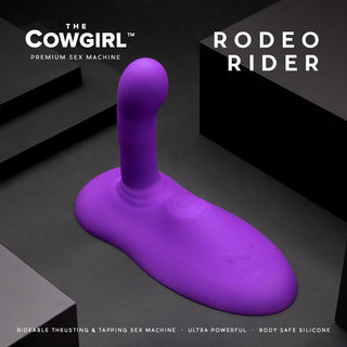 Cowgirl Rodeo Rider Thrusting är en lila ride-on tillverkad av kroppssäker silikon, med ett böjt skaft och visas på en svart bakgrund.