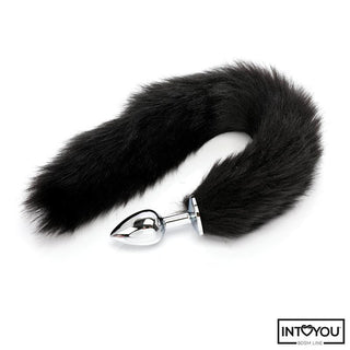 Intoyou BDSM Cosplay Set 4 Delar innehåller en buttplug i silvermetall med en lång svart svans i fuskpäls, perfekt för att förbättra din cosplay-upplevelse. Visas på en vit bakgrund.