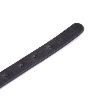 Närbild av Svart BDSM Halsband 43 cm, ett snyggt svart läderhalsband med justerbara hål för en skräddarsydd passform.